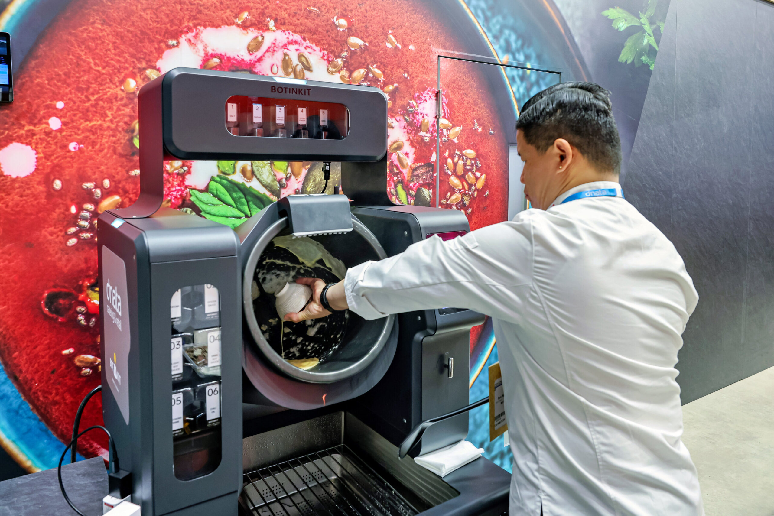 dnata showcases advanced robot to serve exquisite Asian cuisine at WTCE