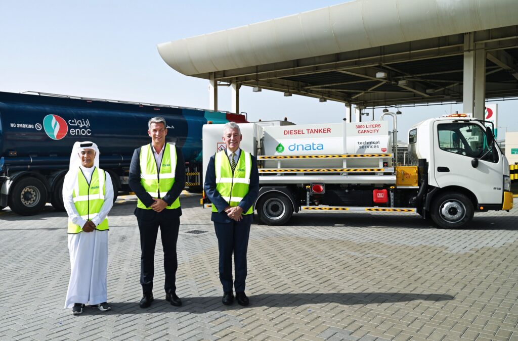 dnata CEO Steve Allen (centre)